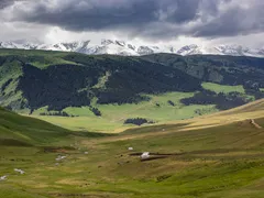 Высокогорное плато Ассы - юрта (весна)